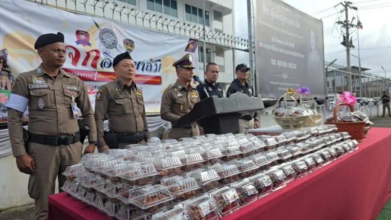 ผู้กำกับเมืองนราฯ ตั้งด่าน “ปันสุข” แจกอินทผาลัม 1,447 กล่อง ให้พี่น้องมุสลิมใช้ละศีลอดวันแรก