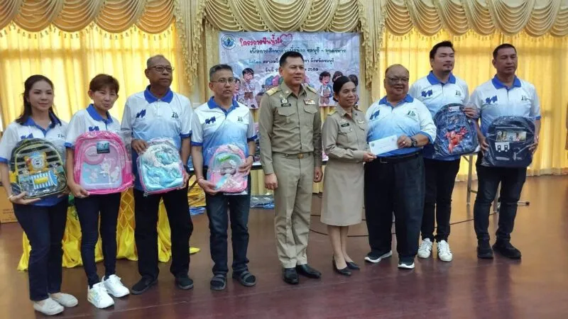 สื่อศรีราชาผนึกกำลังพันธมิตร ส่งต่อโอกาสทางการศึกษา ปันน้ำใจจากพี่สู่น้อง ชลบุรี–มุกดาหาร