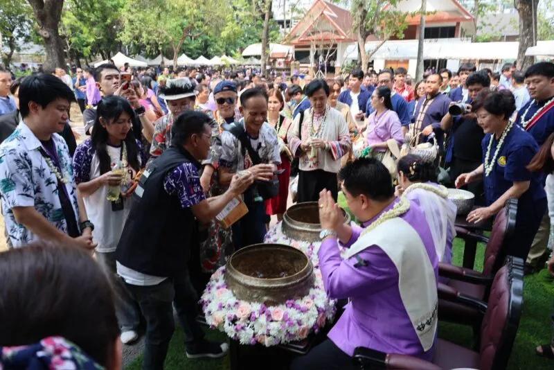 ชมรมสื่อออนไลน์ ศูนย์ข่าวภาคเหนืออีจัน ร่วมงานประเพณีสระเกล้าดำหัว หัวหน้าส่วนราชการ 