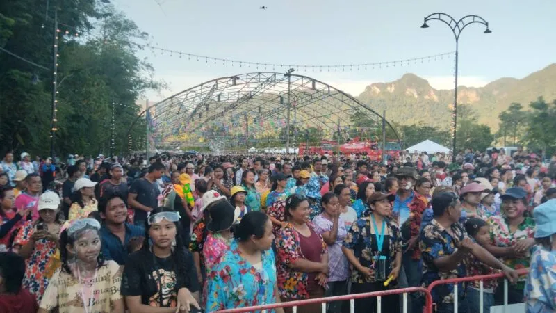 นายเสริมพงษ์ สฤษดิสุข(บี้)เปิดสงกรานต์“สาดสนั่น มันส์ยกเมือง” คนแห่ร่วมงานแน่น  เล็งต่อยอดดัน “เคานต์ดาวน์พังงา” กระตุ้นท่องเที่ยวปลายปี