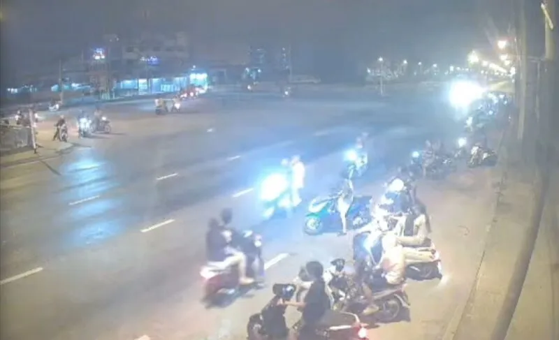 ตำรวจบางพลีไม่หลับไม่นอน ซุ่มดักจับเด็กแว้นป่วนถนนหลวง ยึดของกลางเพียบ