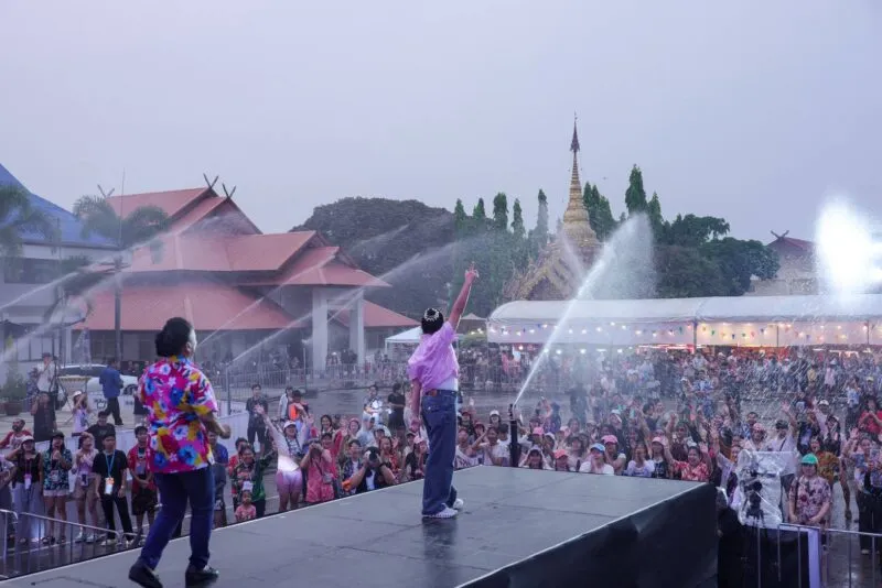 นายก อบจ.เชียงราย ร่วมงานมหาสงกรานต์ 3 แผ่นดินเชียงแสนวันแรกคลื่นมหาชน ลาว เมียนมา จีนแห่ร่วมงานนับหมื่น