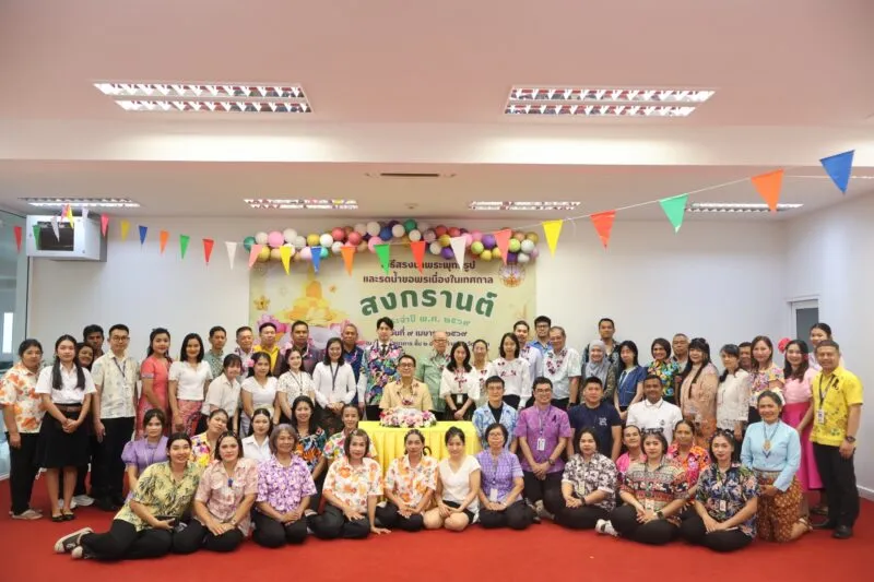 ศาลจังหวัดพังงาจัดพิธีสรงน้ำพระพุทธรูป และรดน้ำขอพรเนื่องในเทศกาลสงกรานต์
