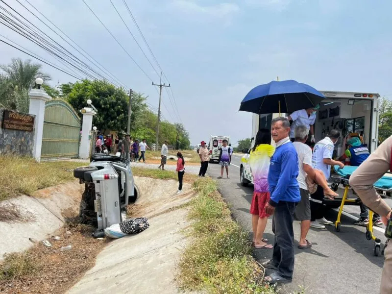 หลับใน!! กระบะขนคนจะไปเยี่ยมญาติ เสียหลักลงข้างทาง คนขับดับคาที่ บาดเจ็บ 5 ราย