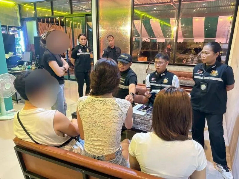 ตม.มหาสารคาม บุกตรวจร้านคาราโอเกะ จับสาวลาว แอบทำงานผิดกฎหมาย