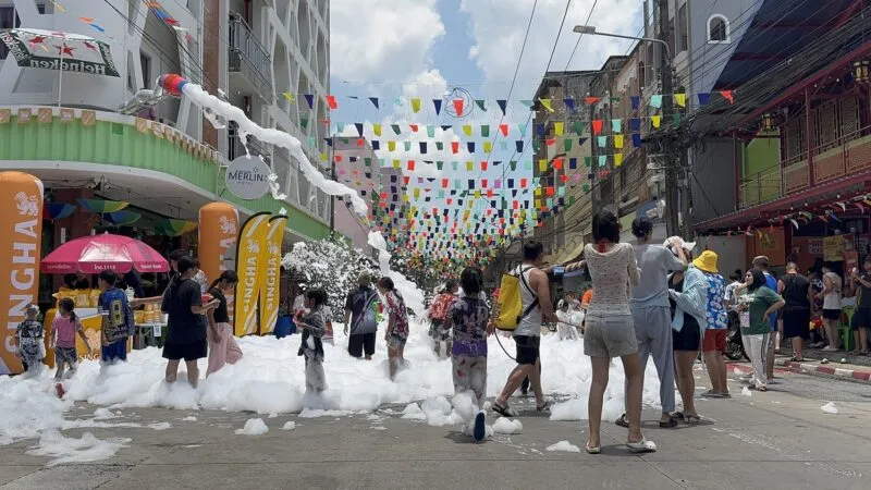 ปิดถนนใจกลางเมืองโก-ลก ให้นักท่องเที่ยวไทย-มาเลย์ ร่วมสาดน้ำสงกรานต์คึกคัก