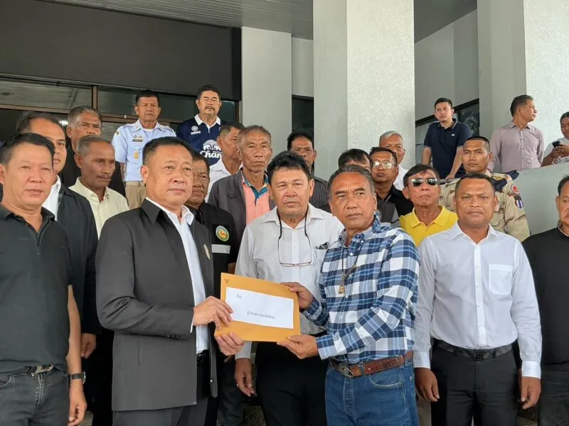 อปท.พัทลุง ยื่นหนังสือถึงผู้ว่าฯ ปม อดีต สส.พัทลุง เขต 2 พร้อมพวก ทำร้ายนายกเทศมนตรีพนางตุง กลางงานศพ