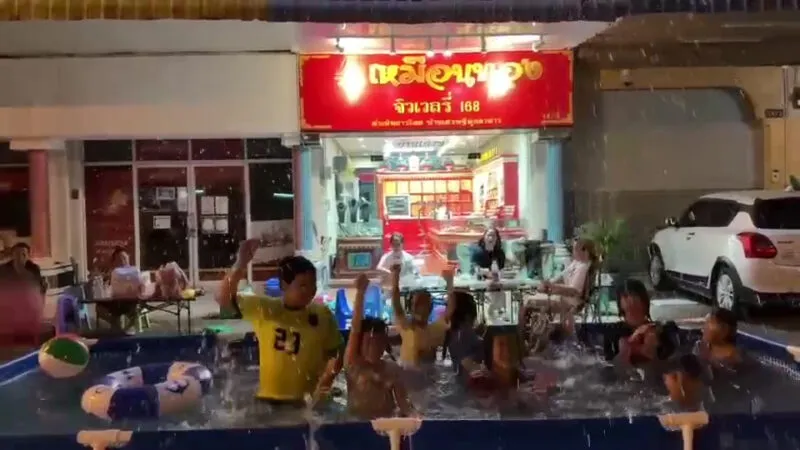 สมาชิกกลุ่มเข้าอวยพร และรดน้ำขอพร นายภมร เชาว์ศิริกุล สมาชิกวุฒิสภา เนื่องในวันสงกรานต์