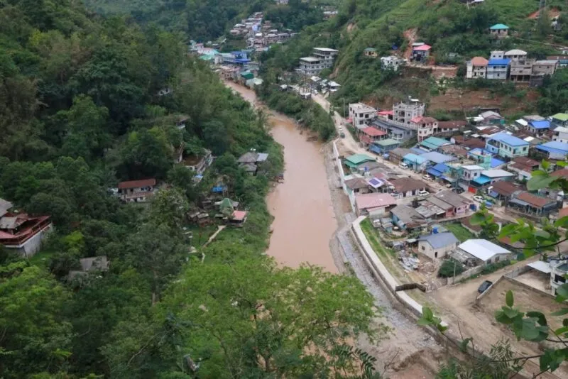 กองพลพัฒนาที่ 3 สำนักงานทรัพยากรน้ำแห่งชาติ ชลประทานเชียงราย มณฑลทหารบกที่ 37 และชุดช่างจิตอาสา เร่งเดินหน้าวางถุงบิ๊กแบ็คป้องกันน้ำท่วมแม่สาย