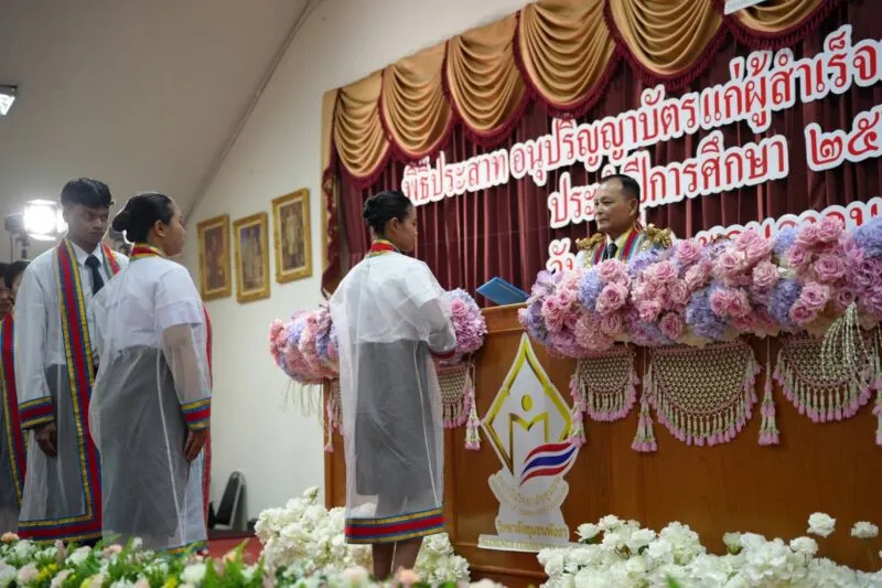 องคมนตรี มอบประสาทอนุปริญญาบัตร วิทยาลัยชุมชนพังงา ย้ำบัณฑิตนำความรู้พัฒนาท้องถิ่น
