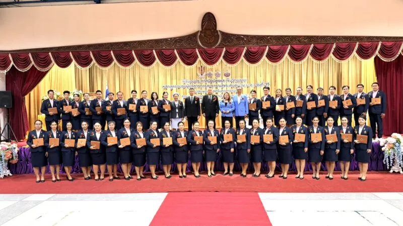 วิทยาลัยพยาบาลศรีมหาสารคาม จัดพิธีมอบประกาศนียบัตรและเข็มวิทยฐานะ แก่ผู้สำเร็จการอบรม หลักสูตรผู้บริหารการสาธารมสุขระดับต้น รุ่นที่ 35