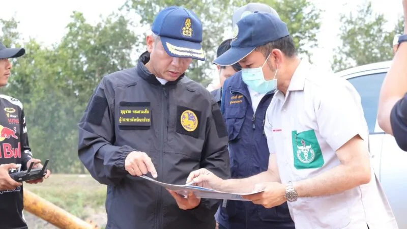 ผู้ว่าฯ นราธิวาส ลงพื้นที่ติดตามไฟป่าพรุบาเจาะ สั่งระดมทุกหน่วยเร่งควบคุมเพลิง