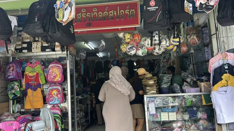 ร้านชุดนักเรียนนราธิวาสคึกคักรับเปิดเทอม ผู้ประกอบการตรึงราคาเดิม ชี้เงินอุดหนุนรัฐยังไม่พอค่าใช้จ่ายจริง
