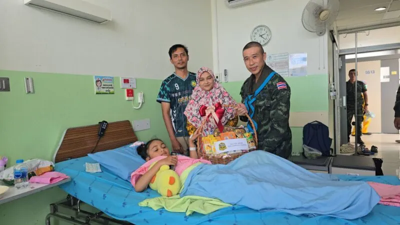 ผบ.ควบคุมสุริโยทัย รุดอุ้มขวัญเหยื่อไฟใต้ แม่เผยฝันร้าย “กระสุนฝังลึกใกล้ประสาท”