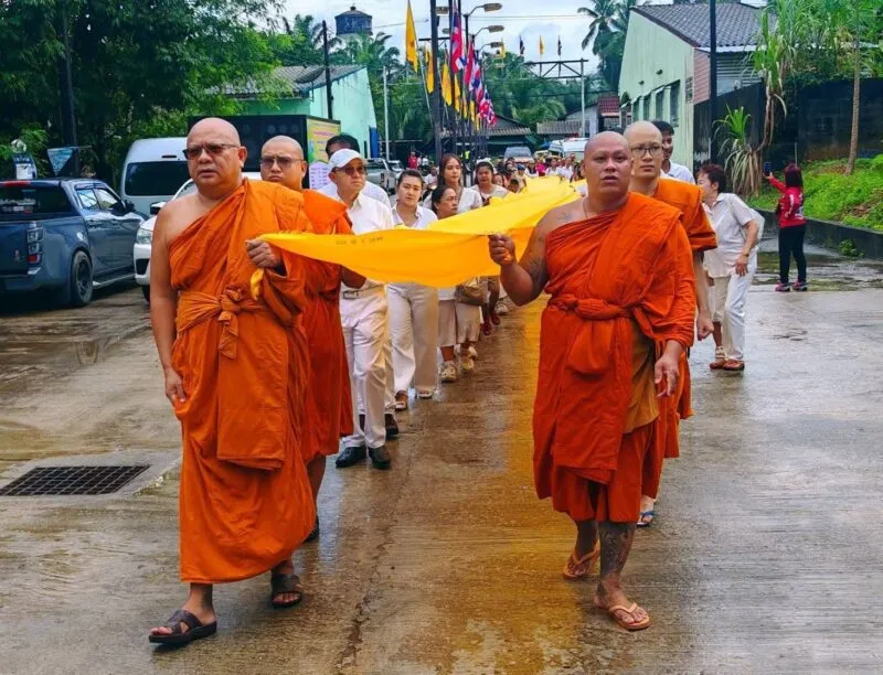 เนื่องในวันวิสาขบูชาพังงาจัดงานห่มผ้าพระธาตุภูงา–บรรจุลูกแก้ว 12 นักษัตร คึกคัก