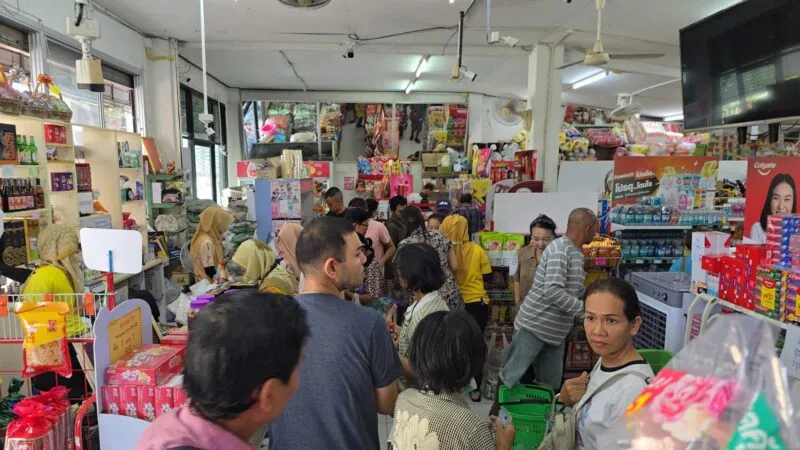 ชาวนราธิวาสแห่ต่อคิวใช้สิทธิ์ ‘ไทยช่วยไทยพลัส’ ตั้งแต่ไก่โห่ ประชาชนเผยได้วงเงินเพิ่มเป็น 1,000 บาท ช่วยต่อลมหายใจค่าครองชีพยุคนี้ได้ทันเวลา