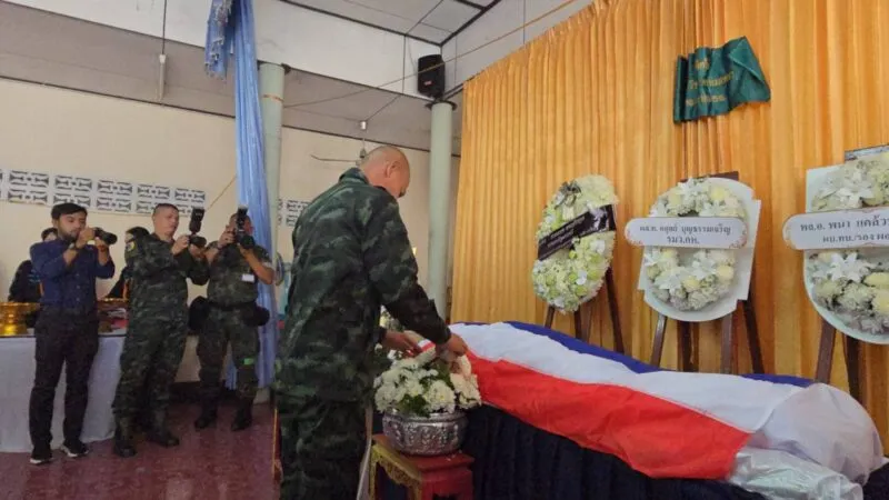 อาลัยฮีโร่ใต้! พิธีรดน้ำศพ อส.ทพ.วุฒิพงศ์ พลีชีพเหตุปะทะจะแนะ ความคืบหน้าคดี คุมตัว 2 ผู้ต้องสงสัยเค้นสอบ