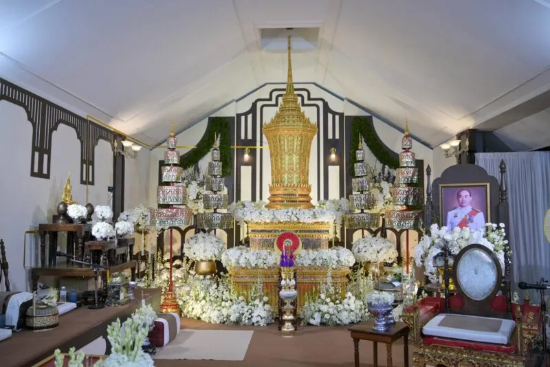 เพจอีจัน ชมรมสื่อออนไลน์ร่วมวางพวงหรีด งานสวดอภิธรรมนายสมบูรณ์ วันไชยธนวงศ์ อดีต ส.ส.7 สมัย