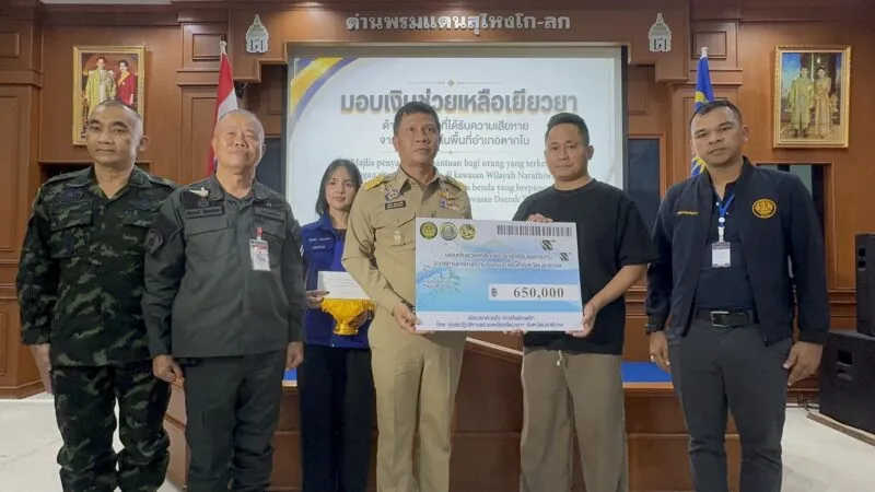 พ่อเมืองนราฯ มอบเงินเยียวยาเจ้าของรถมาเลย์ที่ถูกระเบิด