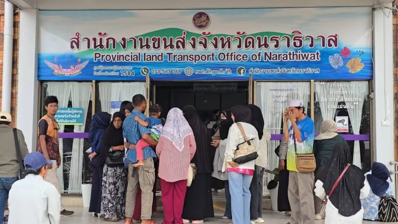 เสียงร่ำไห้คนจน ชาวนราฯ แห่ขึ้นโรงขนส่งแก้ปม “สิทธิ์รถยนต์” ทำหลุดบัตรคนจน