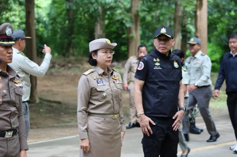 ลงติดตามลูกช้างป่า!! “รมว.สุชาติ” ลงพื้นที่อุทยานฯ ไทรโยค ติดตามการรักษา “ลูกช้างป่าพลัดหลง”