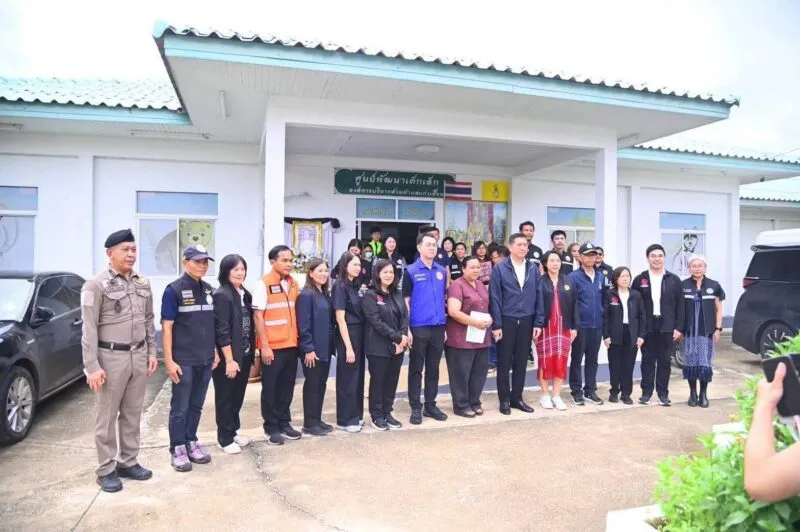 รมว.พม. พร้อมคณะ ลงพื้นที่ศูนย์พัฒนาเด็กเล็ก อบต.แก่งเสี้ยน จ.กาญจนบุรี ติดตามสถานการณ์จากกรณีรถชน พ