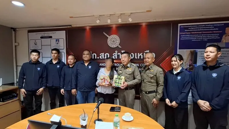 ตำรวจสำโรงเหนือ โชว์ตามเงินจากขบวนการหลอกลวงเทรดทอง คืนให้ผู้เสียหายได้ 2 ล้านบาท