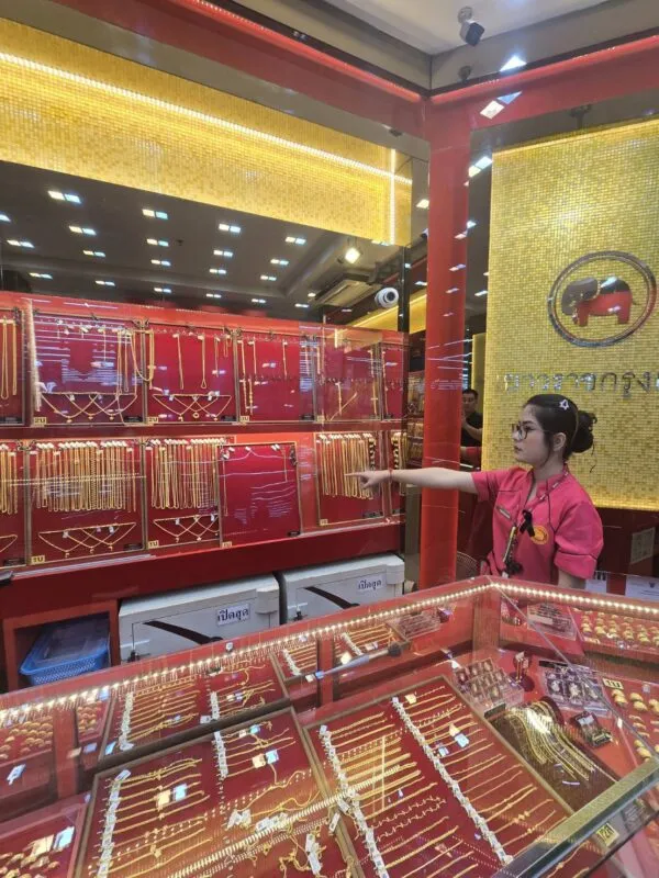 2 คนร้ายควงปืนบุกปล้นร้านทองเยาวราชสาขาโลตัส กวาดทองไป 184 บาทก่อนหลบหนีข้ามไปลาว
