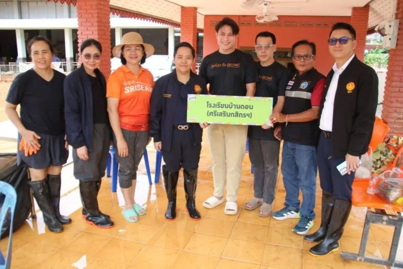 สมาคมสื่อมวลชนจังหวัดน่าน ร่วมกับ สว.เจ และภาคีเครือข่าย มอบน้ำดื่มและข้าวกล่องให้ผู้ประสบภัยน้ำท่วม