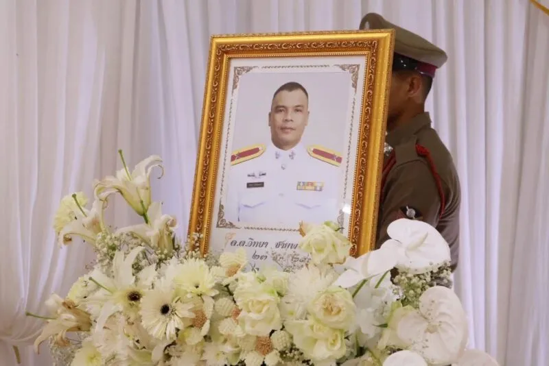 พระบาทสมเด็จพระเจ้าอยู่หัว ทรงพระกรุณาโปรดเกล้าฯ พระราชทานพระบรมราชานุเคราะห์ ในการออกเมรุพระราชทานเพลิงศพดาบตำรวจวิทยา ชายพรมแก้ว