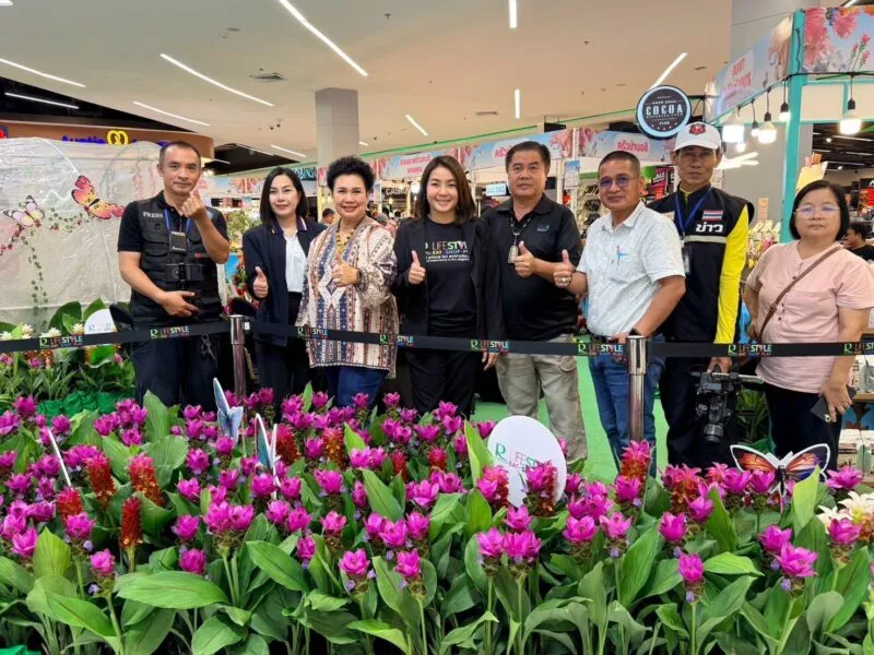 มุกดาหาร โรบินสันเนรมิต สรวงสวรรค์ผีเสื้อ พร้อมป้อนน้ำหวานผีเสื้ออย่างใกล้ชิด