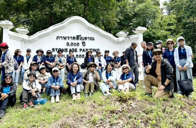 อดีตผู้ว่าฯ นำคณะสมาชิกทัศนศึกษาประวัติศาสตร์ ภาพเขียนสีโบราณที่อำเภอศรีสวัสดิ์