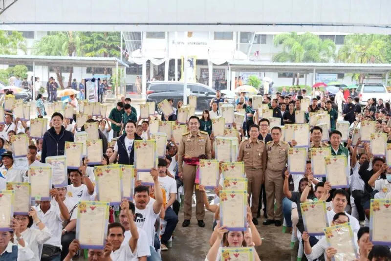 ชาวบ้านปลื้ม “เจเศรษฐ์” มอบโฉนดที่ดินฯ ให้แก่ประชาชน ตามโครงการมอบโฉนดที่ดินทั่วไทย นำสุขคลายทุกข์ให้กับประชาชน