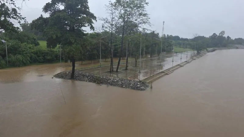 สถานการณ์ฝนและน้ำป่า ยังตกต่อเนื่อง หลายพื้นที่มีระดับน้ำสูงเกิน 1 เมตร ทุกหน่วยงานเฝ้าติดตามสถานะการณ์ต่อเนื่อง