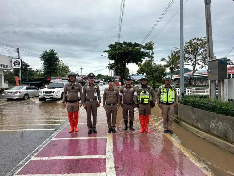 ผบก.กาญจน์ กำชับตำรวจต้องเป็นที่พึ่งของประชาชนเร่งช่วยน้ำท่วม สังขละบุรี ไฟฟ้าดับ 16 ชม. ระบบสื่อสาร น้ำ ถนน อัมพาต