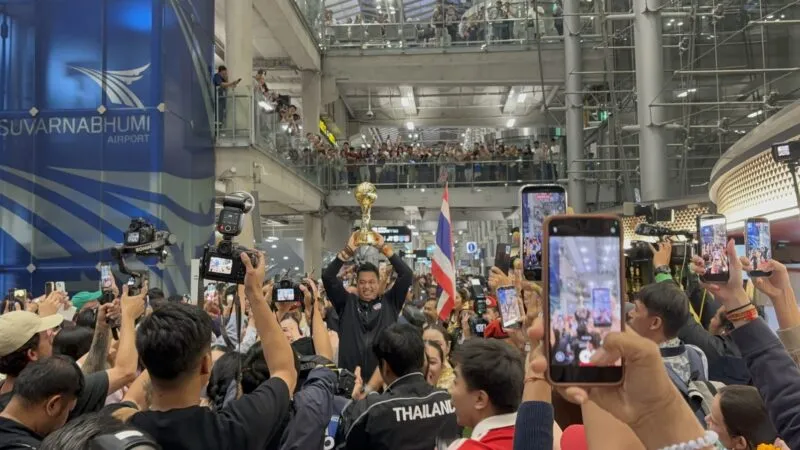 สุดชื่นมื่น ทัพลูกยางสาวไทยกลับถึงบ้าน พร้อมถ้วยแชมป์เอเชีย 2026 จารึกประวัติศาสตร์คว้าตั๋วโอลิมปิก 2028