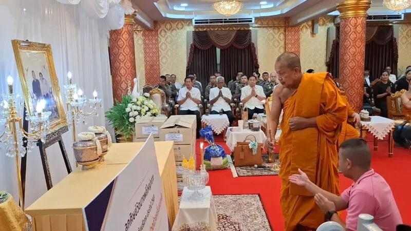 เจ้าคุณแจ้ ทำบุญครบรอบ 10 ปี แห่งการจากลาโยมแม่ปลา หมอเมือง มอบ 6 แสนสนับสนุนการศึกษา