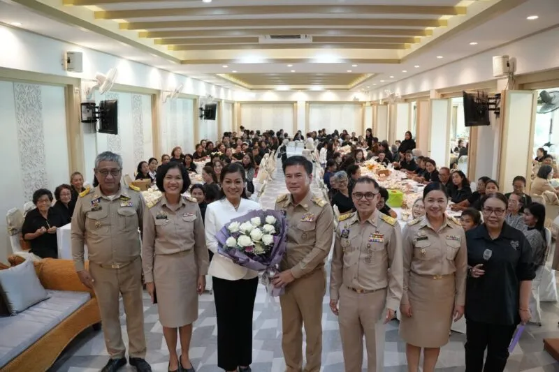 ผู้ว่าฯ พังงา เยี่ยมชมและให้กำลังใจกลุ่มสตรีจิตอาสา 8 อำเภอ ร่วมประดิษฐ์ดอกไม้จันทน์ด้วยหัวใจแห่งความภักดีกรรมาธิการการพัฒนาเมืองฯ