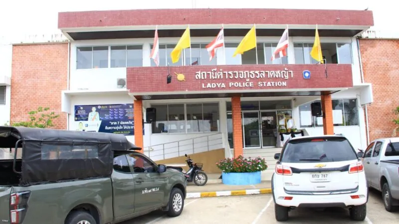 เจ้าหน้าที่นำ 2 ผู้ต้องหามือโหด ทำแผนจุดเกิดเหตุ พ่อผู้บาดเจ็บยันลูกยังมีชีวิตอยู่แต่สาหัส