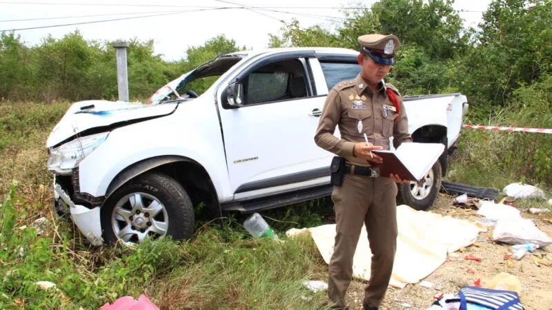 กระบะ 4 ประตู เสียหลักลงข้างทางพุ่งไปไกลกว่า 400 เมตร ทำให้มีผู้เสียชีวิต 1 สาหัส 2 ราย