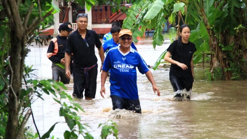 น้องดรีม สส.เขต 4 พรรคภูมิใจไทย นายอำเภอบ่อพลอย นั่งโฟล์วิลนำอาหารกล่องลุยแจก ไทรโยคเกิดเหตุระทึก 3 ชีวิตขับกระบะฝ่ากระแสน้ำเชี่ยว ถูกพัดจมหาย จนท.ช่วยได้หวุดหวิด
