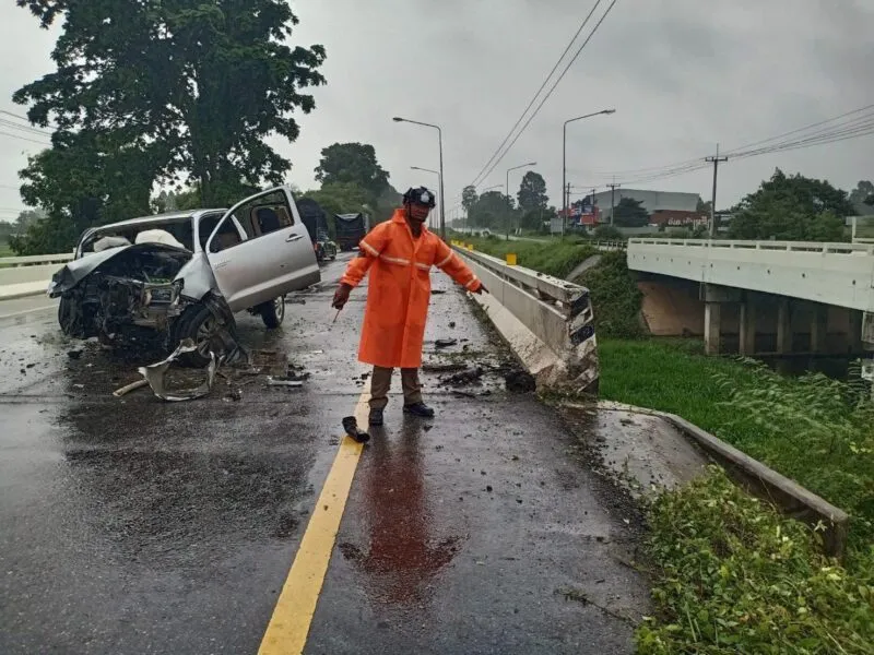 ฝนตกถนนลื่น กระบะชนคอสะพาน สังเวย 2 ศพ