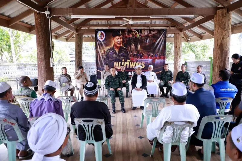 “แม่ทัพยูร” เคียงข้างประชาชน ลงพื้นที่จะแนะ รับฟังปัญหาถึงชุมชน ย้ำไม่ทอดทิ้งพื้นที่