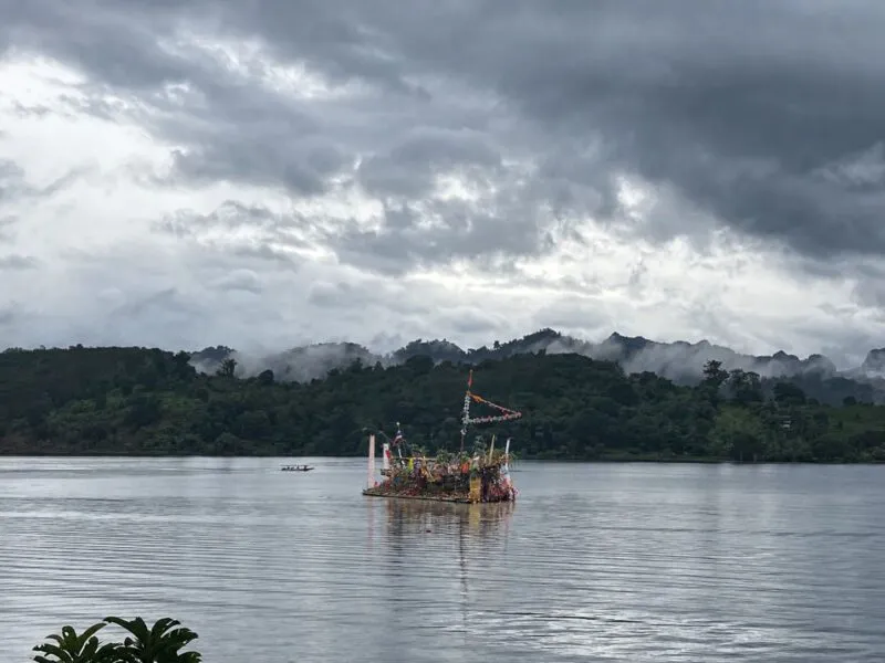 ประเพณีลอยเรือสะเดาะเคราะห์ ชาติพันธุ์มอญสังขละบุรี สืบสานศรัทธาและวัฒนธรรมริมน้ำ
