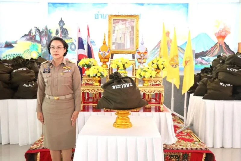 ผวจ.กาญจน์ เชิญถุงยังชีพพระราชทานแก่ราษฎรผู้ประสบภัยในพื้นที่ บ่อพลอย หนองปรือ ห้วยกระเจา