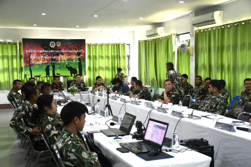 หัวหน้าอุทยานฯ เขื่อนศรีฯ นั่งหัวโต๊ะ ประชุมสรุปผลการลาดตระเวนเชิงคุณภาพ (SMART Patrol) พร้อมวางแผนการลาดตระเวน