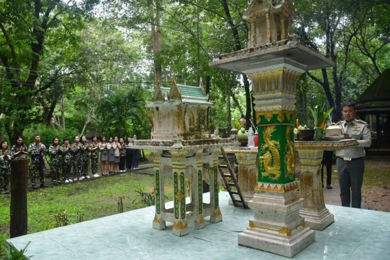 หัวหน้าอุทยานฯ ไทรโยค สักการะพระบรมราชานุสาวรีย์พระบาทสมเด็จพระจุลจอมเกล้าเจ้าอยู่หัวฯ และศาลพระภูมิประจำอุทยานฯ หลังเข้ารับตำแหน่ง