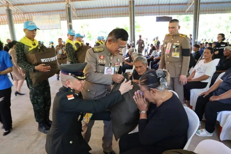 พระบาทสมเด็จพระเจ้าอยู่หัว พระราชีนี ทรงพระกรุณาโปรดเกล้าฯ ให้ องคมนตรี เชิญสิ่งของพระราชทานมอบแก่ประชาชนผู้ประสบอุทกภัย จ.กาญจนบุรี
