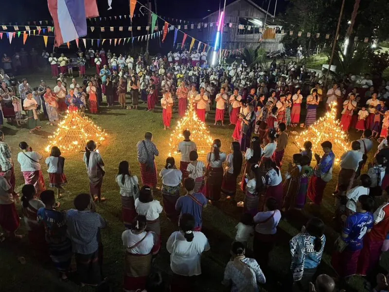 ชาวไทยเชื้อสายกะเหรี่ยงบ้านสะเนพ่อง ประกอบพิธีไหว้เจดีย์ไฟคืนวันออกพรรษา ตามคติความเชื่อและประเพณีตามวิถีของบรรพบุรุษ