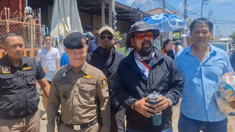 ผู้การปากน้ำ ร่วมกับ เต้ อาชีวะ ลงพื้นที่บางบ่อ แจกถุงยังชีพกับชาวบ้านที่โดนน้ำท่วม